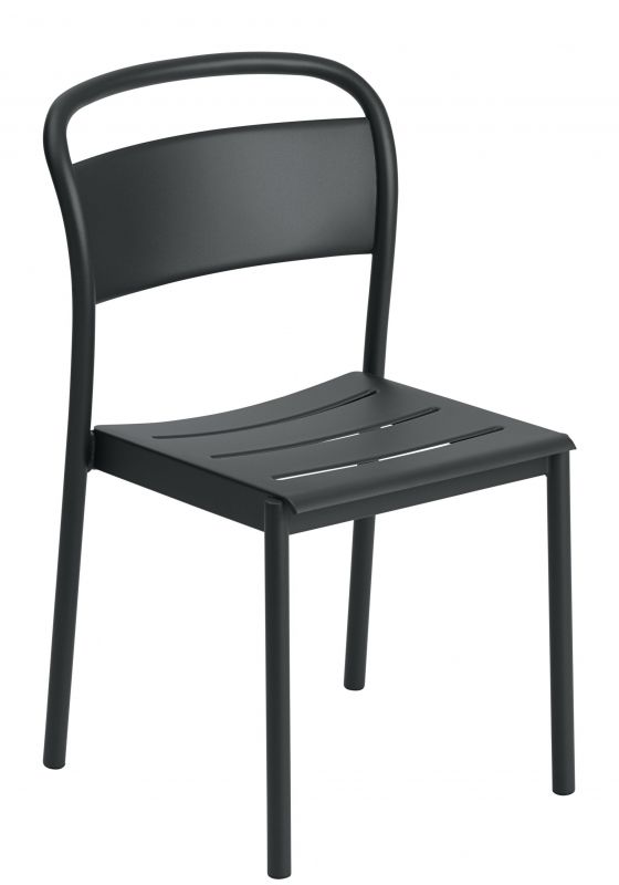Schwarzer Muuto Linear Steel Stuhl für den Außenbereich, minimalistisches Design mit schmalen Stahlrohrbeinen.